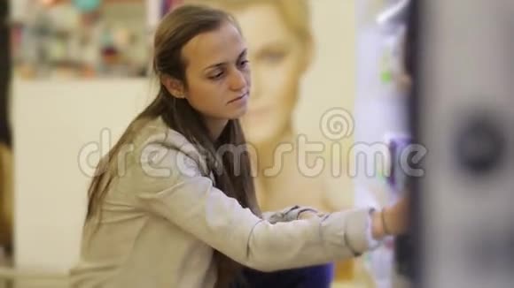 年轻的白种人女人在购物中心的美容区选择除臭剂视频的预览图