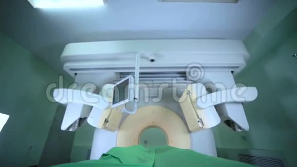 现代MRI断层扫描扫描仪猫扫描在光明诊所医学实验室不是人视频的预览图