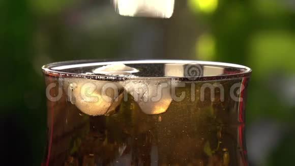 在玻璃里旋转冰杯视频的预览图