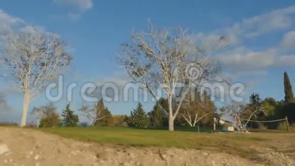 从驾驶高尔夫球车观看高尔夫球场视频的预览图