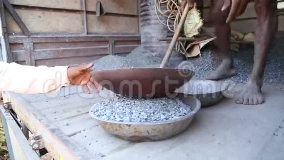 工人用卵石和沙子装满碗视频的预览图