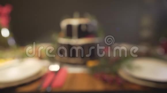 在新年前夜欢乐的装饰气氛中分散了精彩的圣诞晚餐桌上姜饼视频的预览图