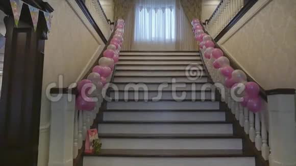 装饰着粉红色栏杆的楼梯视频的预览图