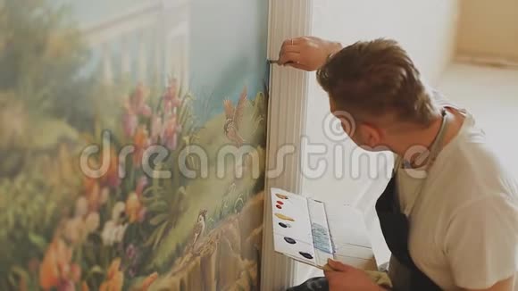 专业艺术家在公寓的墙上画了一幅画视频的预览图