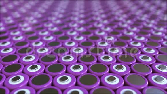 许多用于便携式电子和电动汽车工业电池组的紫色锂离子电池视频的预览图