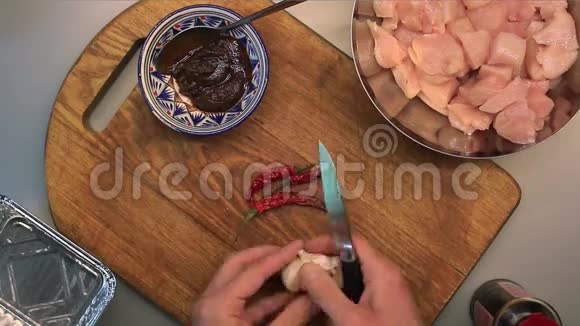 男性手准备咖喱辣椒大蒜和酱油鸡肉视频的预览图