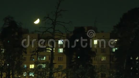 月亮躲在房子后面视频的预览图