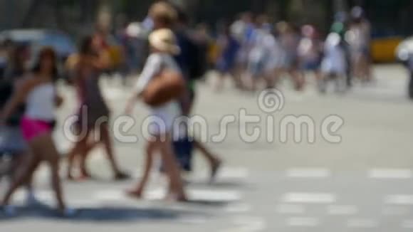 行人在夏天不集中注意力动作缓慢视频的预览图