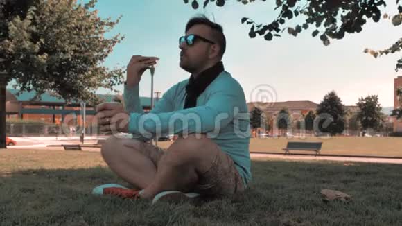 城市公园的帅哥放松视频的预览图
