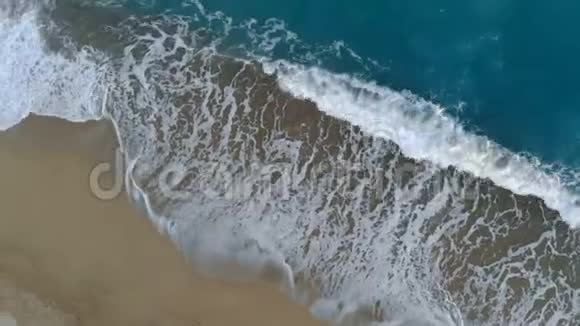 海浪正在冲刷海岸线视频的预览图