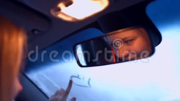 车轮子后面的女孩在电话里说话后视镜里有口红4K30fpsPros视频的预览图