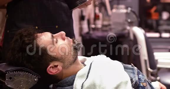理发店用刮胡子刷刮胡子的人视频的预览图