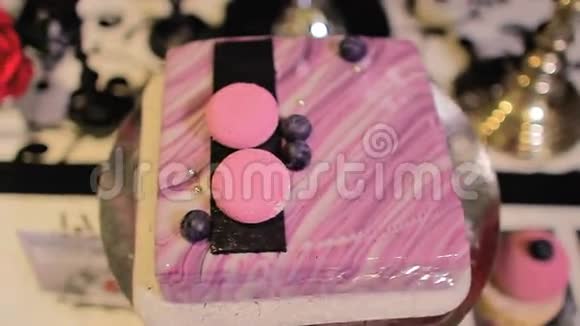 粉红方蛋糕和蓝莓视频的预览图
