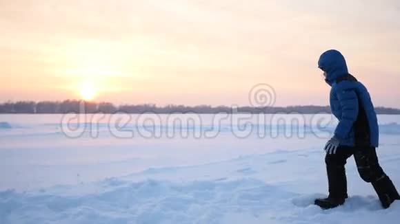 青少年在冬天在游乐场玩日落时分在雪地里翻腾视频的预览图