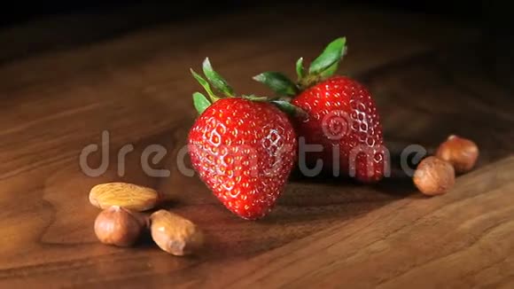 有两个草莓和坚果的静物宏视频的预览图