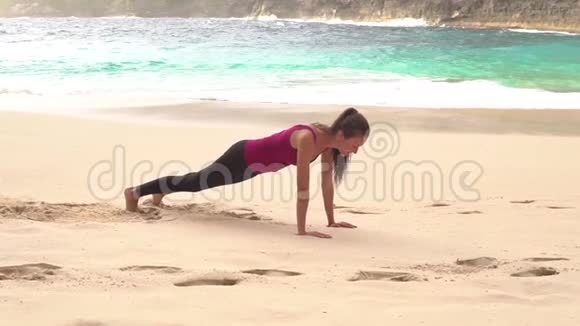 女人在海边训练晨练体操体育锻炼视频的预览图