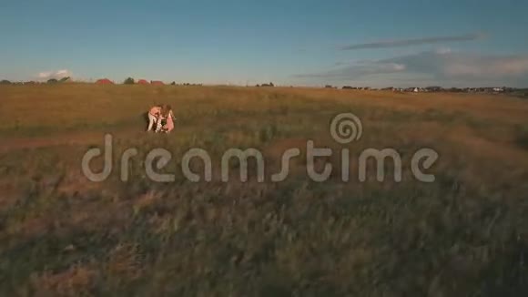 快乐的一家人沿着海岸跑玩得开心从空中射击视频的预览图