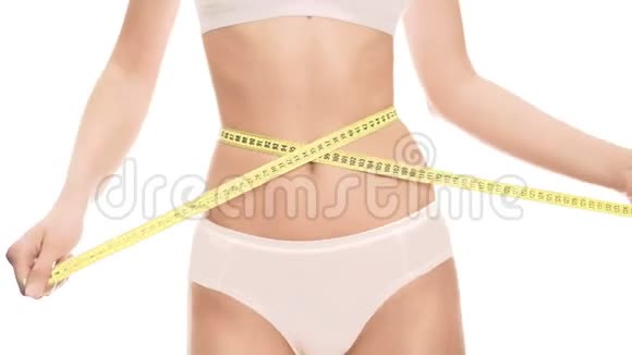 女人用一厘米测量她的腰部视频的预览图