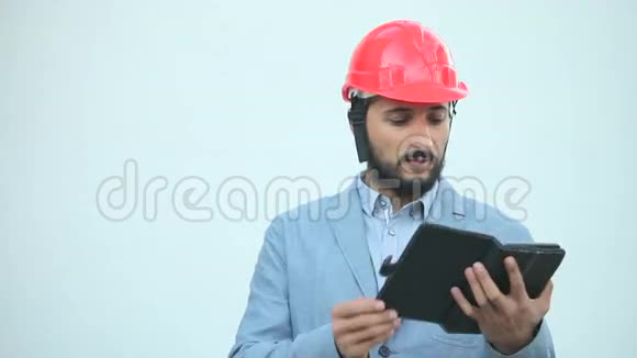 施工头盔中的人进行计算视频的预览图