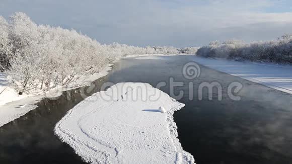 冬季景观堪察加河美景俄罗斯远东欧亚大陆视频的预览图