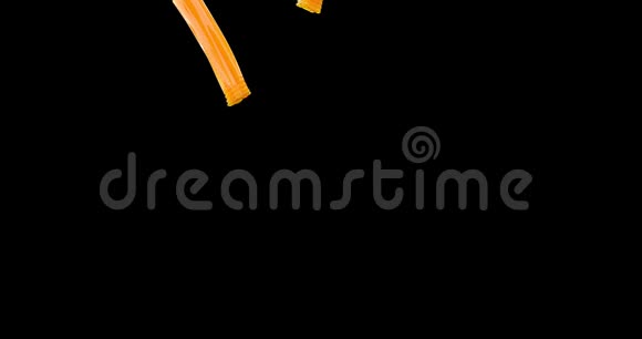在白色背景上喷射抽象风格的橙汁爆炸背景黄色背景抽象黑色视频的预览图