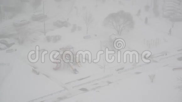 俄罗斯莫斯科暴风雪期间城市和庭院游乐场的俯视图视频的预览图