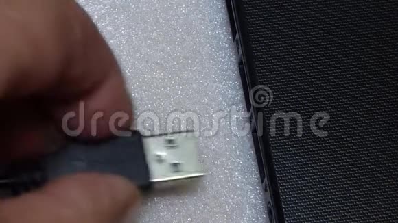 USB电缆连接到笔记本电脑关闭视图视频的预览图