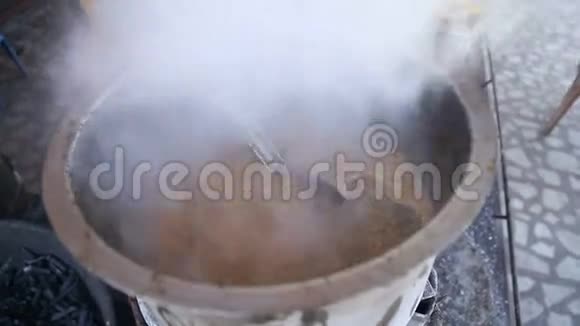 在焦特布尔的摊位上一个人用勺子从锅里倒柴视频的预览图
