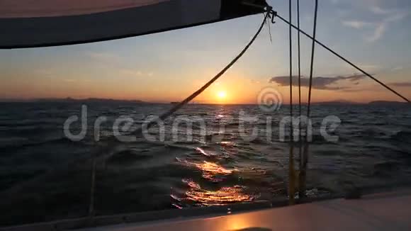 海上美丽的夕阳穿过帆船游艇的帆索视频的预览图