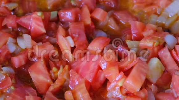 白洋葱切成红色鲜西红柿视频的预览图