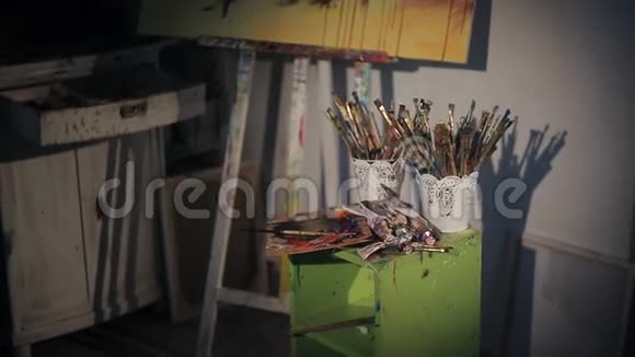 美丽的女艺术家用油画作画肮脏车间视频的预览图