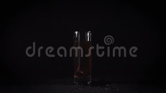 石榴汁中掉落的假冰视频的预览图