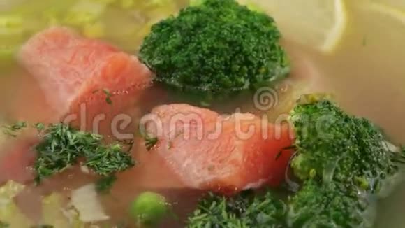 三文鱼和西兰花的鱼汤视频的预览图