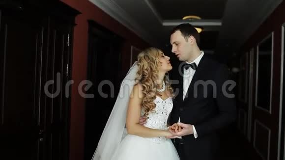 新郎新娘在时尚的室内接吻视频的预览图
