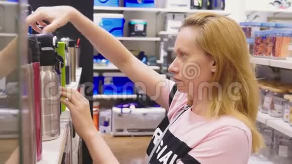 女人在商店里买菜检查各种菜肴视频的预览图