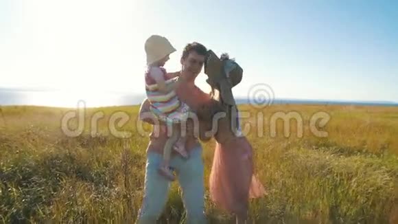 幸福的父母抱着女儿亲吻她视频的预览图