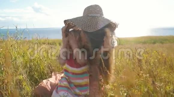 快乐的母亲和小女儿坐在田野里四处闲逛视频的预览图