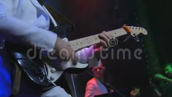 无法辨认的音乐家演奏电子吉他视频的预览图