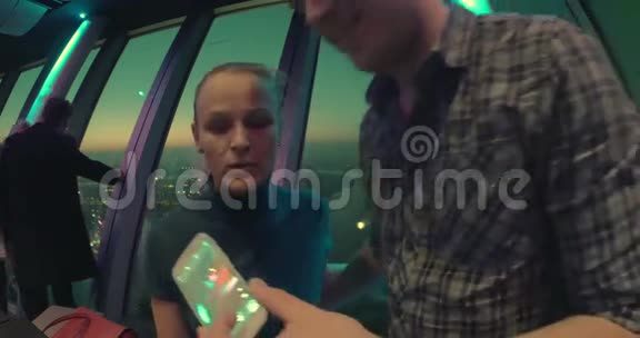 可爱的情侣在天空甲板上用手机自拍视频的预览图
