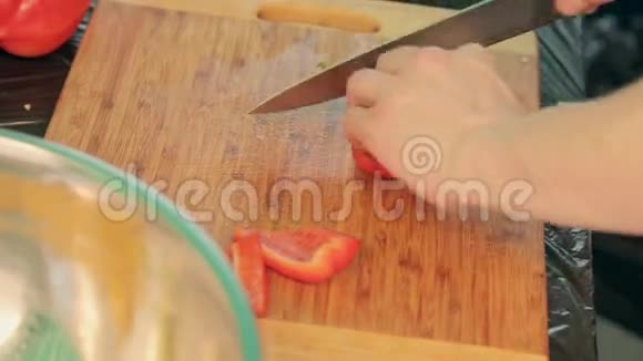 厨师切椒做沙拉视频的预览图