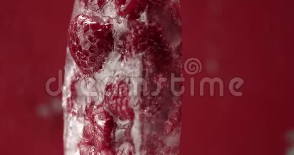 冰冻冰淇淋和浆果果汁冰淇淋手工制作视频的预览图