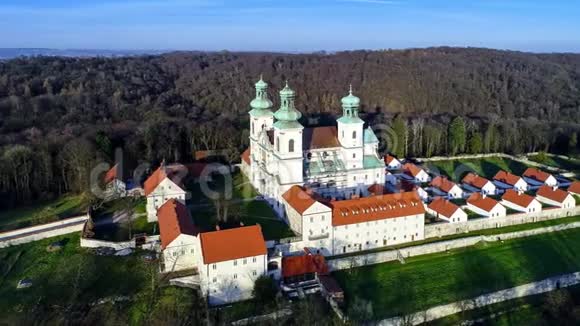 波兰克拉科夫比埃拉尼的卡马多科修道院和教堂视频的预览图