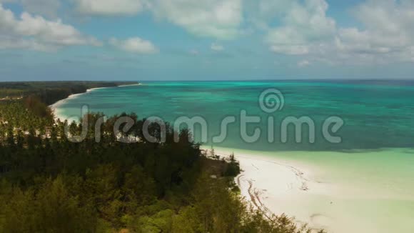 大型热带岛屿白色沙滩从上面看海景菲律宾群岛的性质视频的预览图