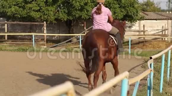 日落时骑马的少女的肖像视频的预览图