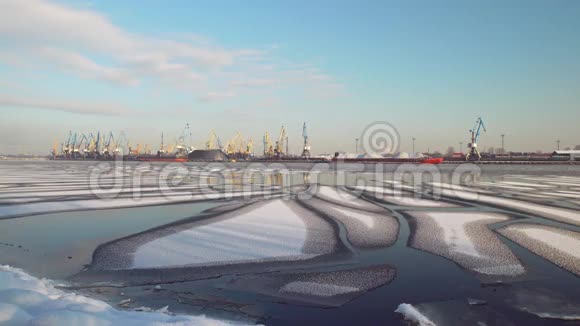 碎冰从煤港前的河流中流过视频的预览图