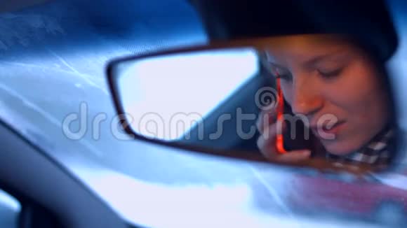 车轮子后面的女孩在电话里说话后视镜里有口红4K30fpsPros视频的预览图