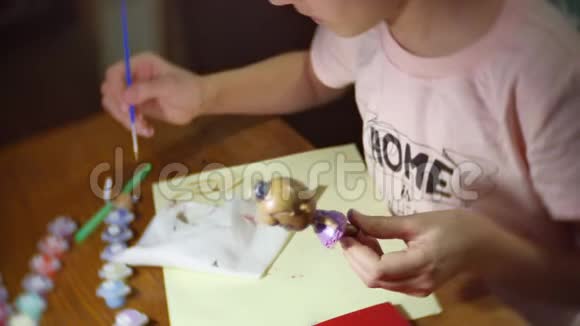 那个女孩孩子画了一个手工劳动娃娃少女手工着色室内自制玩具生活方式视频的预览图