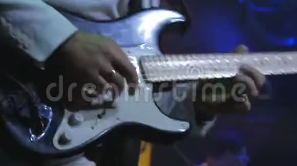 难以辨认的吉他手在摇滚音乐会上弹吉他视频的预览图