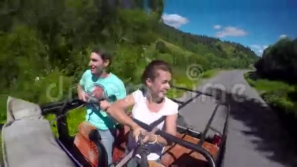 一对年轻夫妇坐着吉普车在路上山顶开着那家伙和那女孩正乘着一辆小卡车旅行视频的预览图