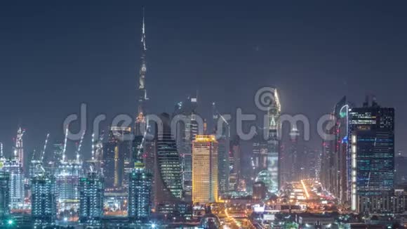 迪拜的天际线美丽的市中心灯和谢赫扎耶德的道路交通夜晚迪拜联合阿拉伯视频的预览图